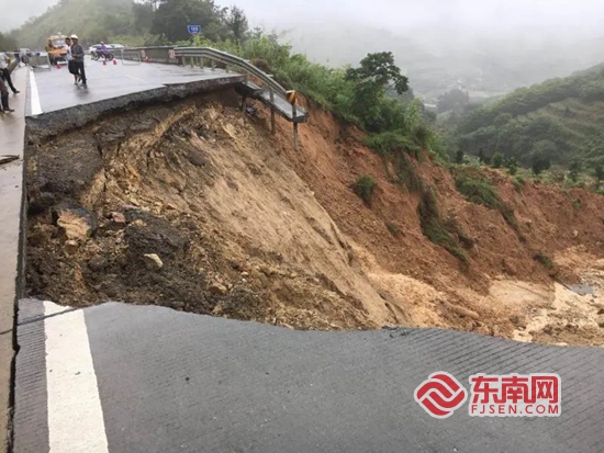 该坍塌路基长约25米,路基塌方数量大约有4万立方米.徐斌 供图