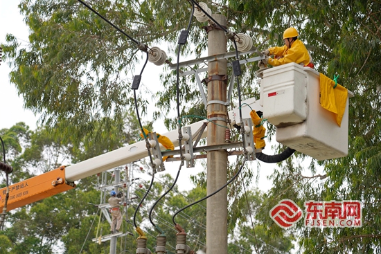 5月14日，福建亿兴集团采用带电作业方式迁移10千伏后厝线、滨味Ⅰ回等Ⅲ回高压杆线.jpg