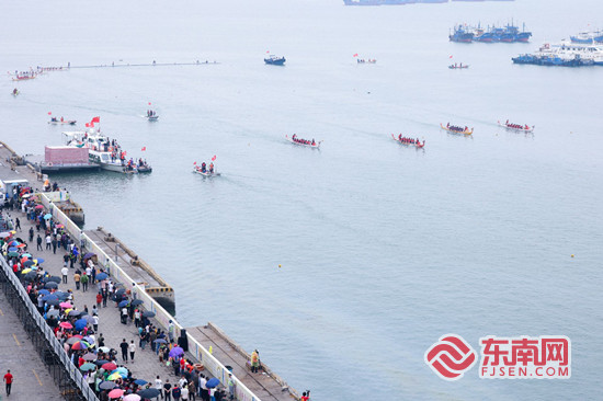 水上 “速度与激情”！海内外12支龙舟队竞渡深沪湾