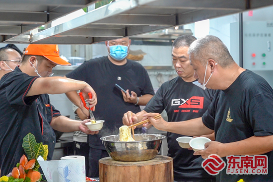 
  泉州：竞赛展风采 鲤城厨师同台烹制本土美食

