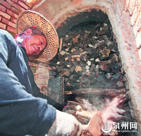 首页 职场资讯 综合新闻"卖炭翁,伐薪烧炭南山中.