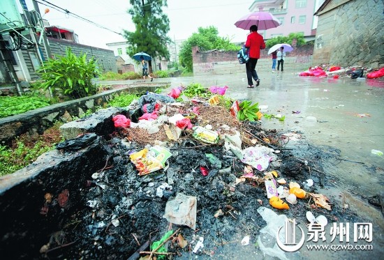 泉港山腰街道两侧成垃圾场 臭气熏天影响环境