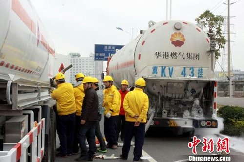 福建泉州19.5吨液化天然气槽车故障 大量气体泄露