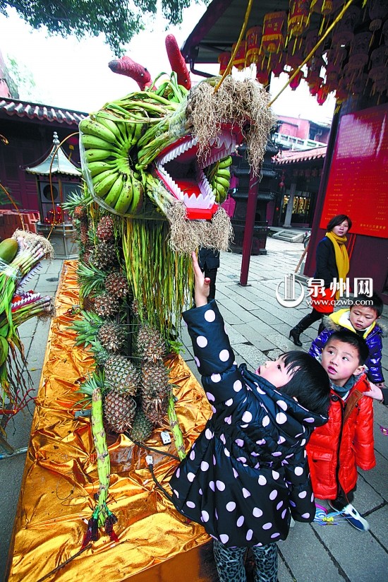 在市区天后宫内，游客参观水果龙。