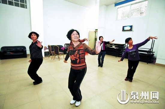 退休老师舞蹈队开启晚年新生活 平均年龄65岁