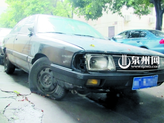 "僵尸车"霸占停车位数月 市民建议先整改后处置