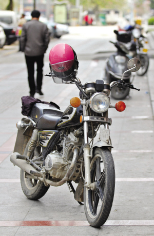 骑超标电动车需摩托车驾驶证 建议佩戴安全帽