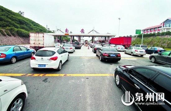 泉三高速永春段施工路段山坡溜方 阻断高速18小时