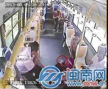 公交急刹车摔断女乘客4根肋骨 司机将被追责;; 公交急刹车摔断女乘客4