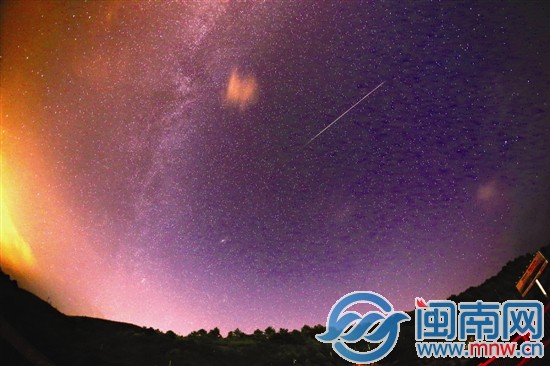 繁星缀空,一颗流星划过,不远处的银带子就是阻隔牵牛织女星的银河昨日