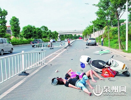 晋江和平路一小车爆胎连撞两摩托车 四人受伤