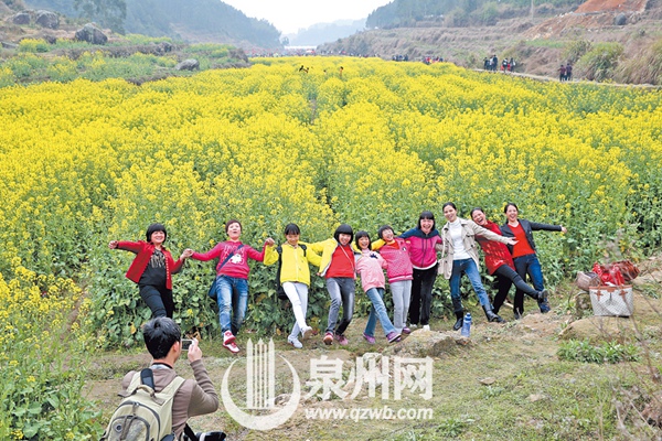 在南安向阳乡油菜花地上,游客开心地留影(周彬 陈英杰 摄)