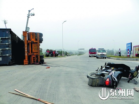 摩托车手卷入货车下身亡 事发晋江县道336一路