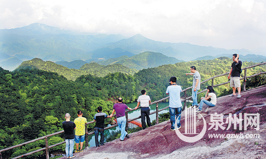 德化九仙山,游人享受原始森林里的纯净大自然.