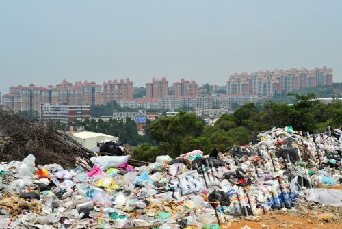 被生活垃圾覆盖,从空中俯瞰,宛如盘踞在城市中央的一块伤疤