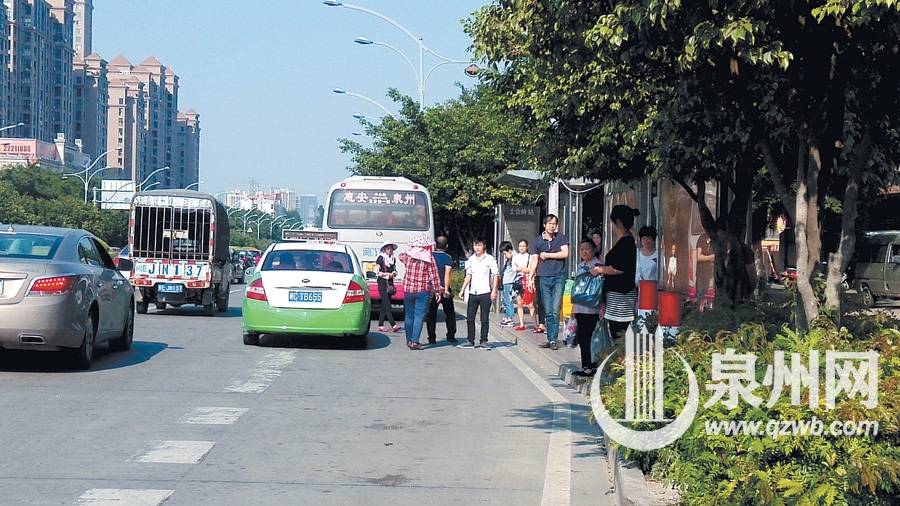 泉州市区多个公交站点被霸占 市民候车存隐患