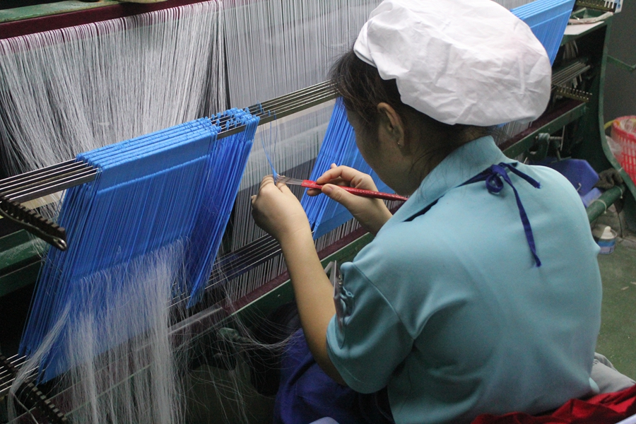 晋江龙峰纺织：“机器换工”引领纺织智能化革命