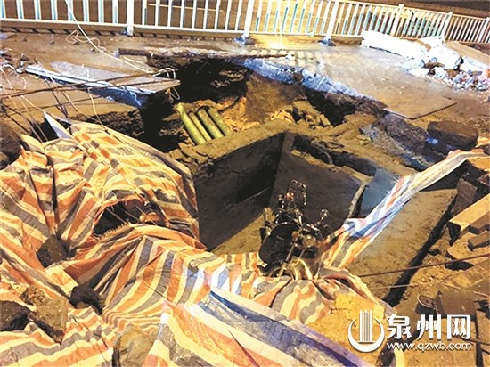 夜晚骑车摔进大坑 晋江市区一男子受伤紧急送医 