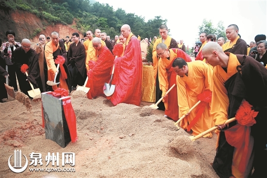 晋江普照寺祖师殿奠基 数千市民瞻仰福厚老和尚金身