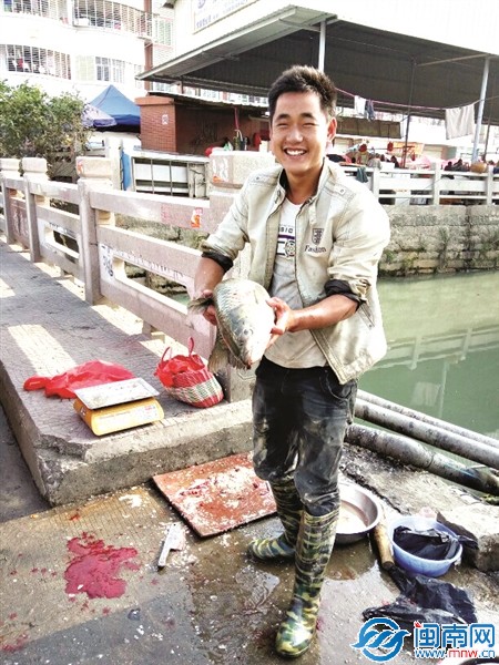 泉州市区浮桥繁荣路旁男子酒后落河沟 摊贩接