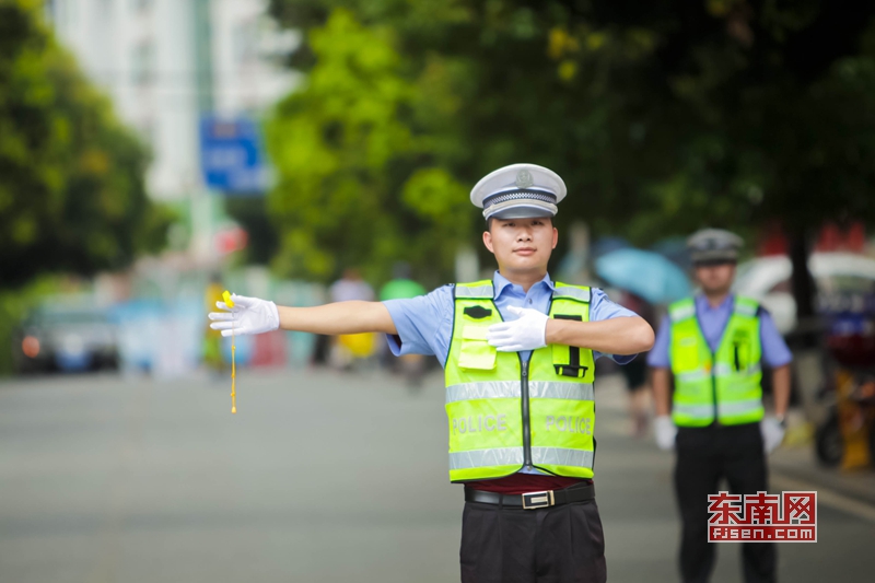 德化交警大队民警指挥交通.