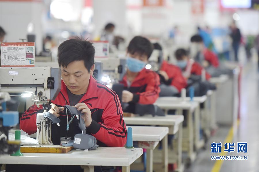 工人在位于福建省晋江市的安踏集团现代化生产车间内工作(2月24日摄).