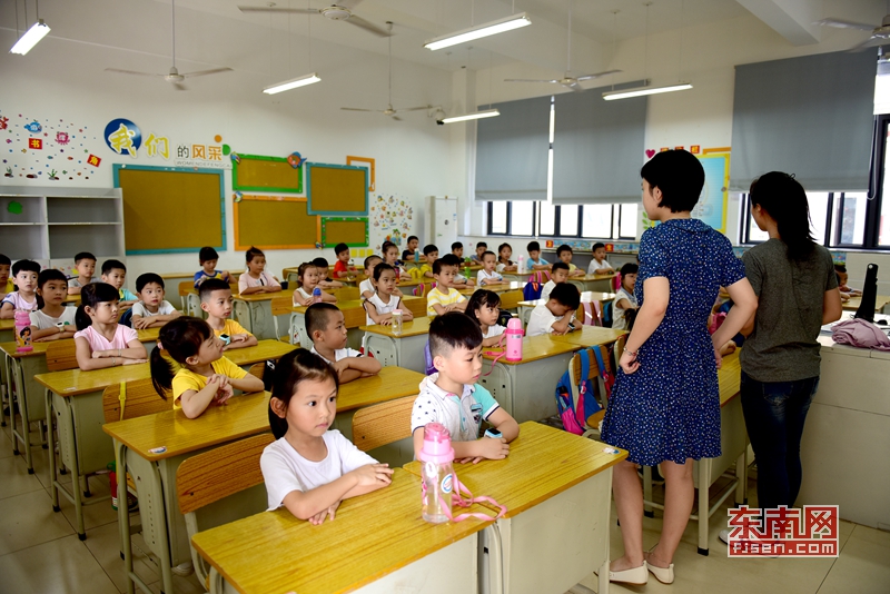 泉州:东南网记者直击小学开学第一天