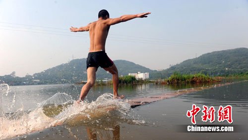 泉州南少林武僧释理亮继去年成功在水上漂出18米后，5日，他又向自己的轻功“水上漂”记录发起挑战，成功“漂”出28米。作 者：郭斌