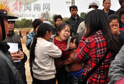 上学路上坐在爸爸的电动车后 姐弟俩遭遇车祸 泉州民生 东南网