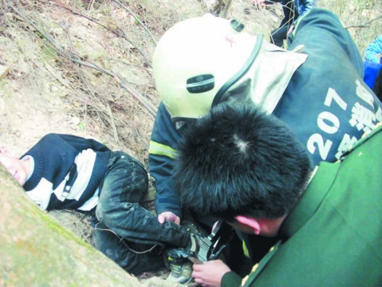 小男孩误踩捕兽夹幸未伤及筋骨 消防火速救援