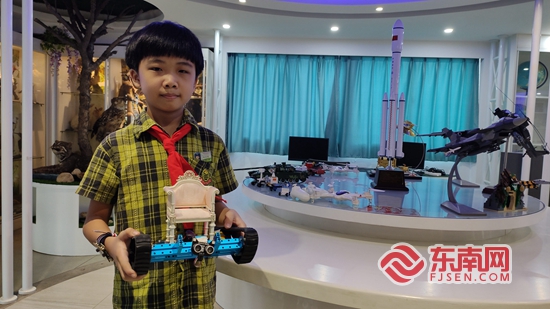 林呈锴发明的渐冻症智能轮椅模型.