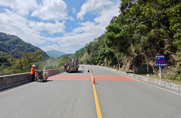 和g356线外山路段施划彩色防滑路面,不断提升公路科技创新应用水平