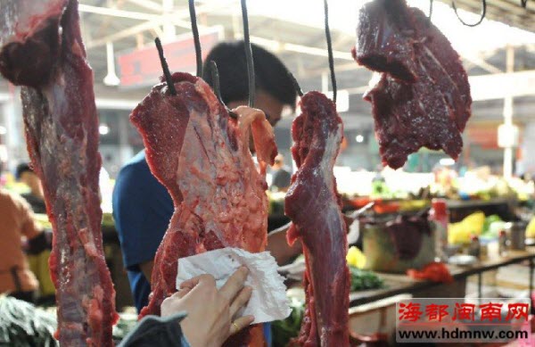 洛江一市场现疑似注水牛肉 肉摊师傅拿假检疫单