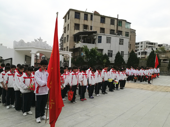 3月30日,晋江市毓英中学团委会组织百余名学生干部到金井镇烈士陵园