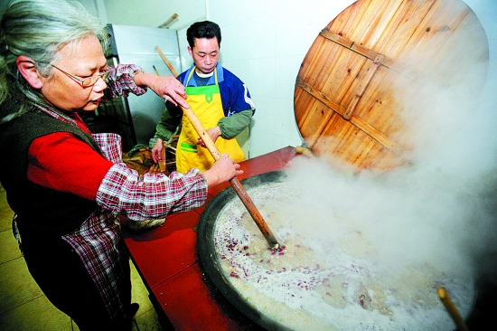 泉州少林寺施粥忙 用了200斤原料煮了十几锅(图)