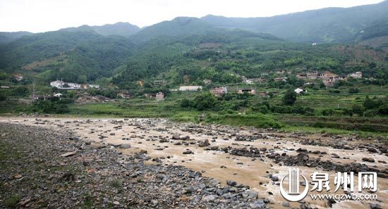 安溪白濑乡遭遇暴雨山洪袭击 乡政府多处建筑被掏空